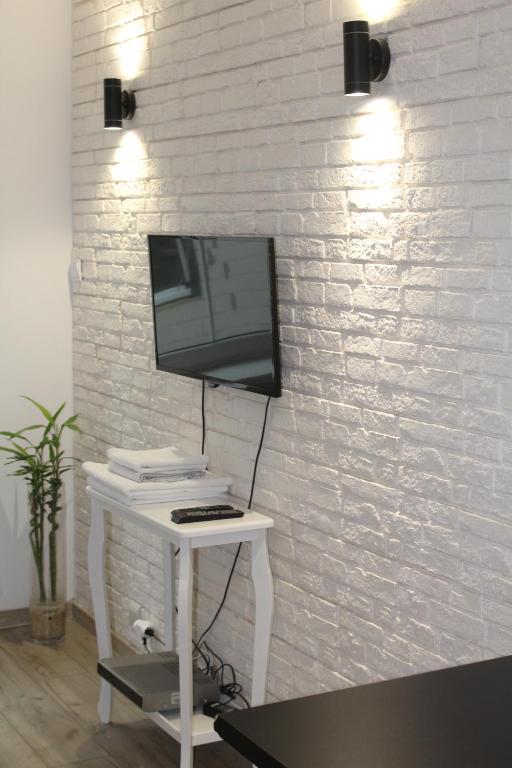 Televízia a/alebo spoločenská miestnosť v ubytovaní Apartamenty przy Starym Rynku