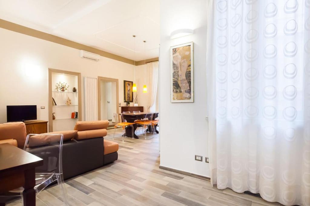 uma sala de estar com um sofá e uma mesa em HospitalityRome Domus Aureliana em Roma