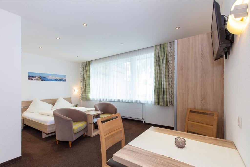 pokój hotelowy z łóżkiem i stołem w obiekcie Appartements Zirmhof w mieście Vent
