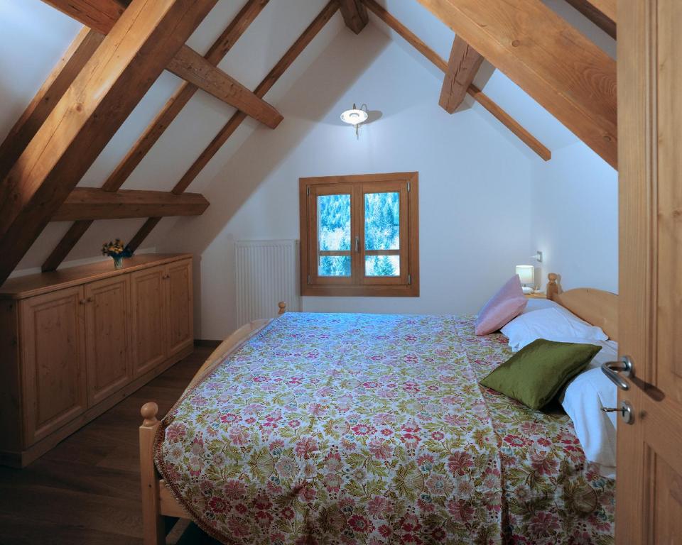 En eller flere senger på et rom på Albergo Diffuso Ravascletto