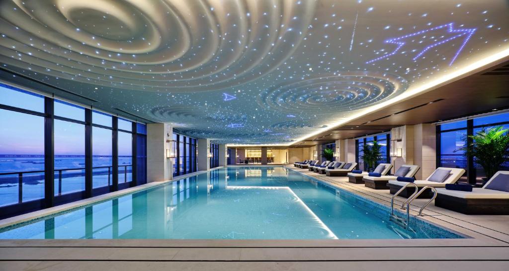 Bazén v ubytování Primus Hotel Shanghai Sanjiagang - Offer Pudong International Airport and Disney shuttle nebo v jeho okolí