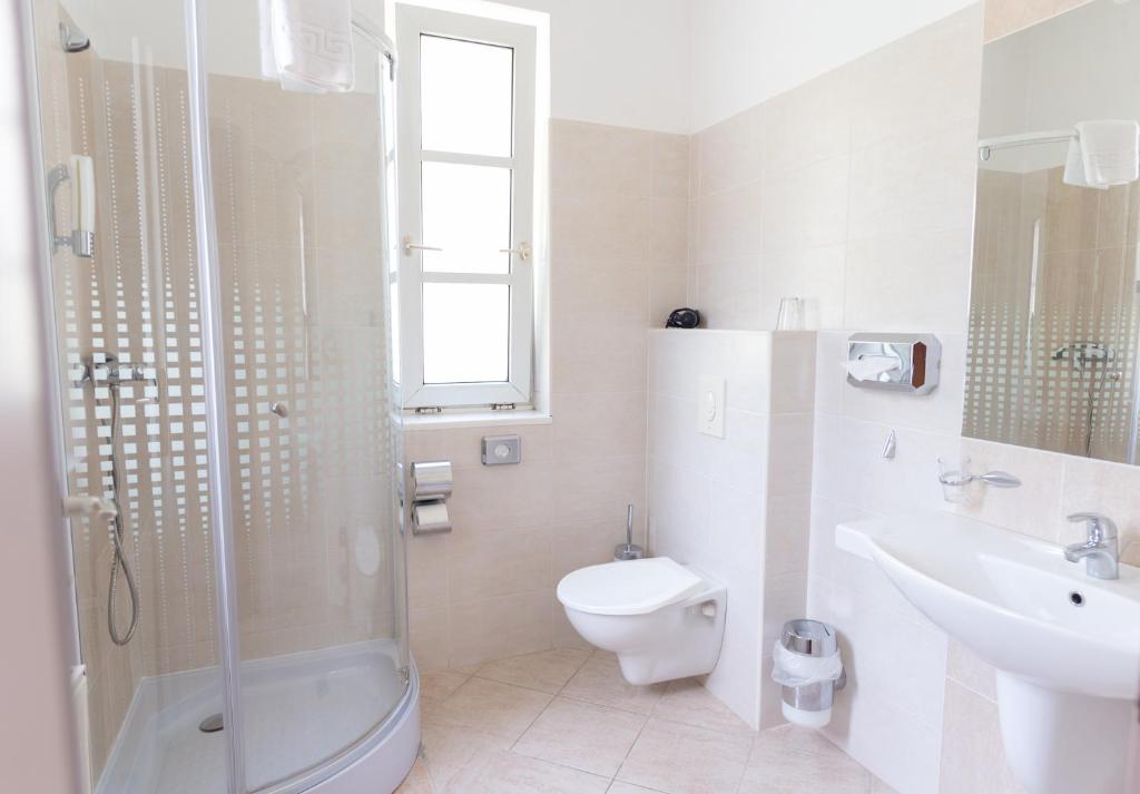 A bathroom at Walzer Hotel