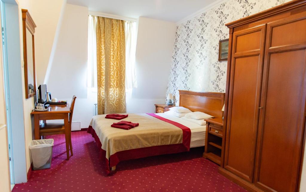 A bed or beds in a room at Walzer Hotel