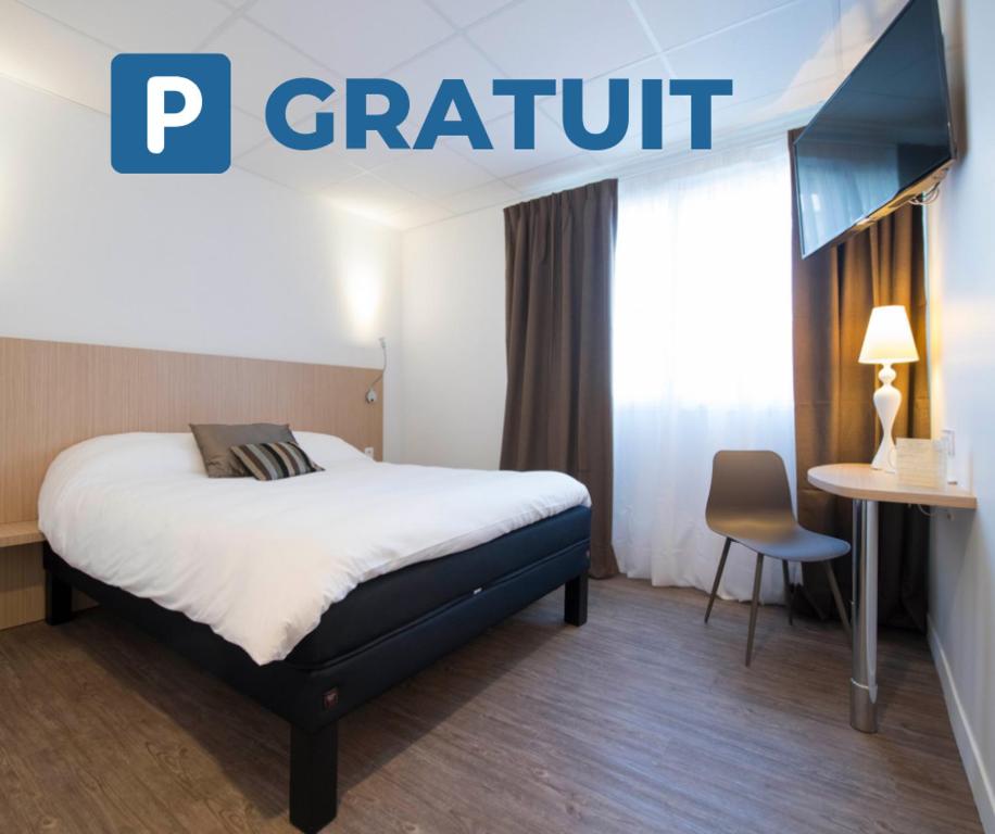 ein Hotelzimmer mit einem Bett, einem Tisch und einem Stuhl in der Unterkunft The Originals City, Hôtel Chantecler, Le Mans in Le Mans