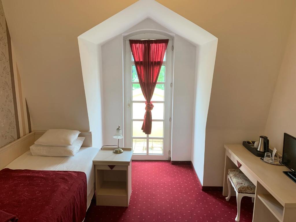 A bed or beds in a room at Walzer Hotel