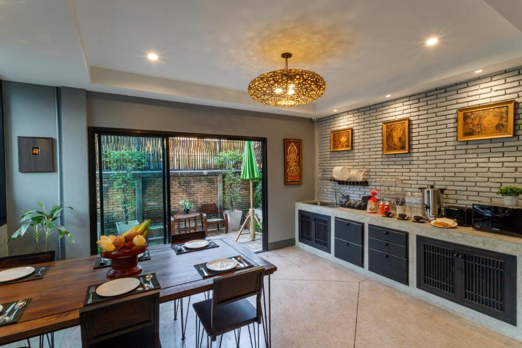 Hostel One Art and Gallery - 15