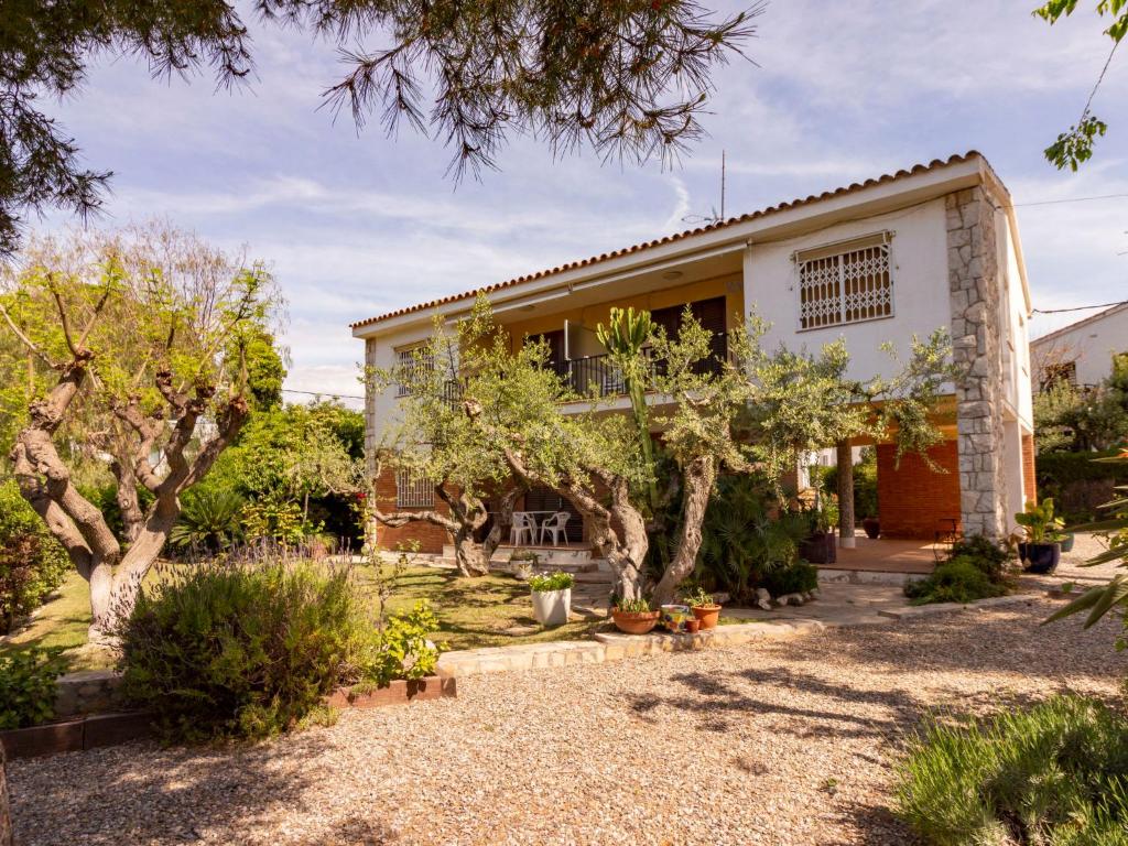 una casa con un jardín delante de ella en Apartment Mas Baixuli by Interhome, en Tarragona