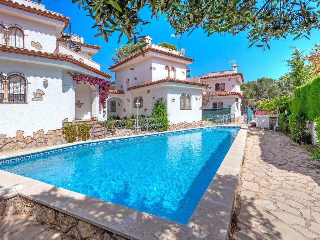 uma villa com piscina em frente a uma casa em Villa Estrella by Interhome em Hospitalet de l'Infant