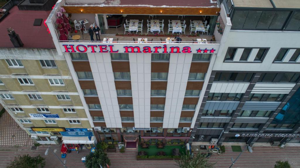 una vista aérea de un hotel Martinez cartel en un edificio en Hotel Villa Marina en Bandırma