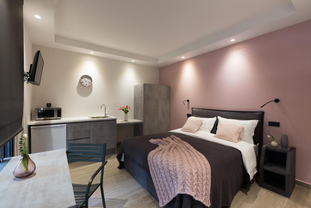 A bed or beds in a room at 12 Reasons Why Metaxourgeio