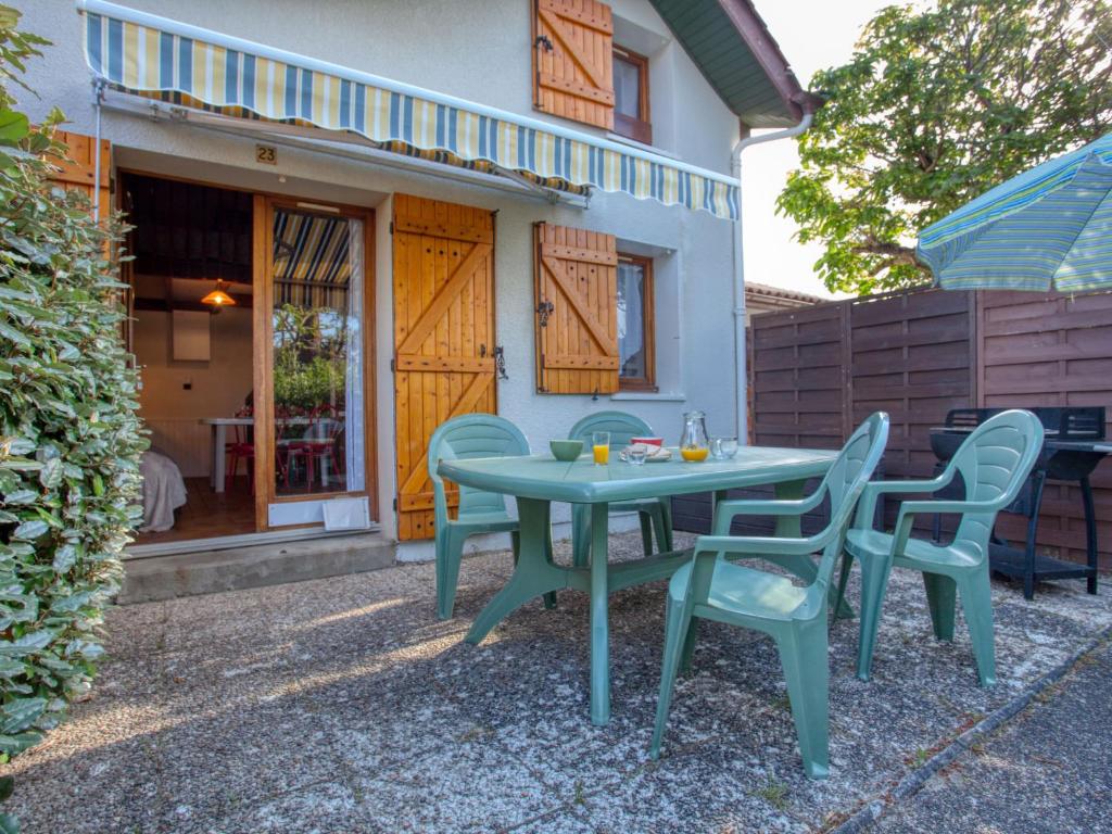 a table and chairs in front of a house at Apartment Les Landaises by Interhome in Mimizan-Plage