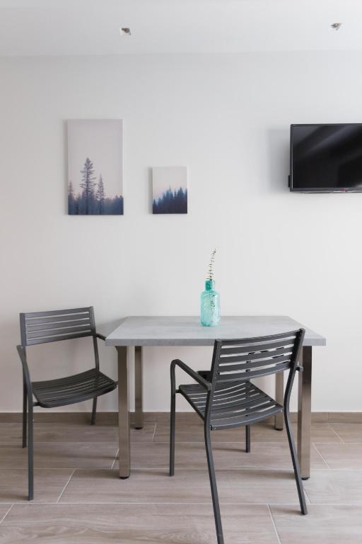 12 Reasons Why Metaxourgeio - Resim 26