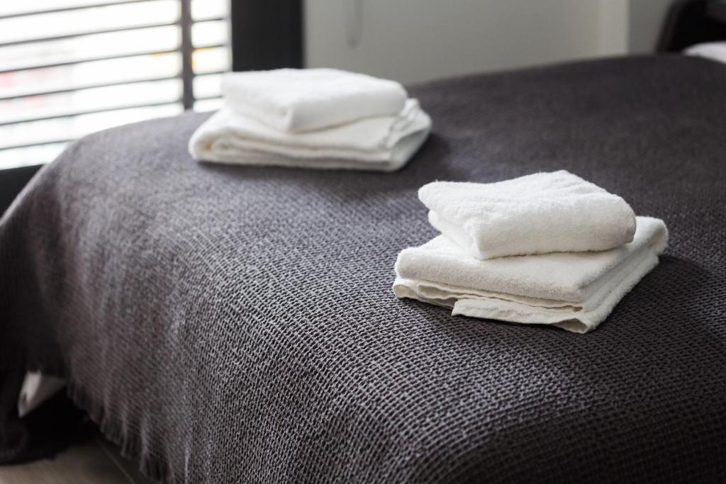 A bed or beds in a room at 12 Reasons Why Metaxourgeio