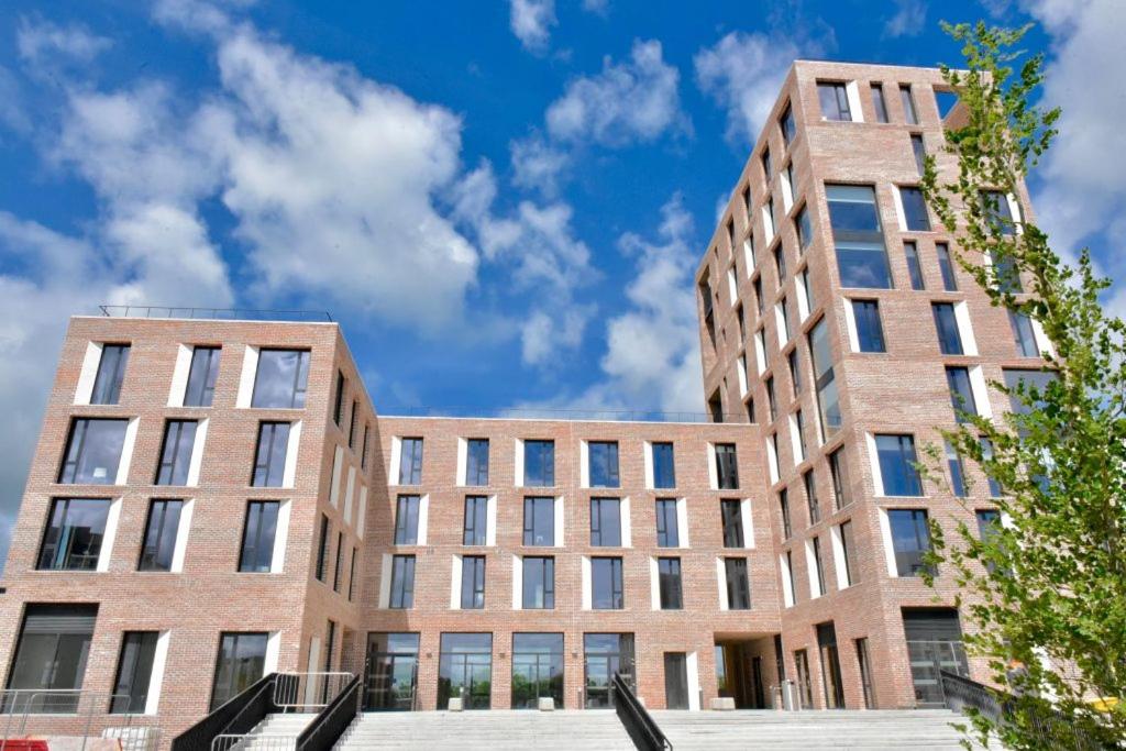 un gran edificio de ladrillo con un cielo azul en el fondo en Maynooth Campus Apartments, en Maynooth