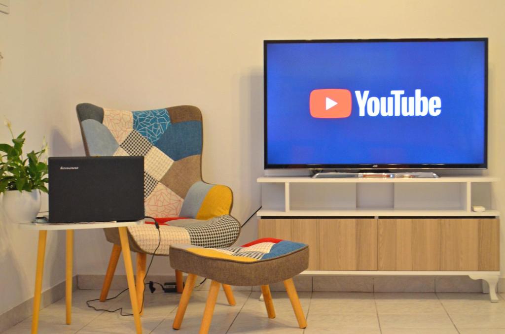 TV a/nebo společenská místnost v ubytování Aloe house Lakithra