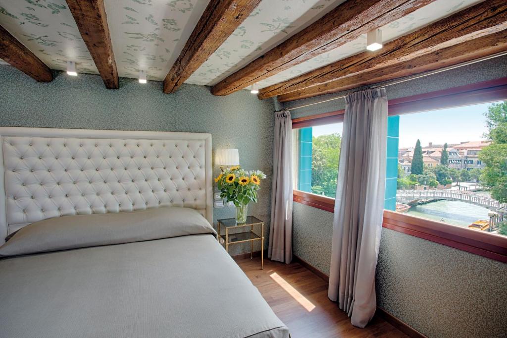 
Deluxe Double or Twin Room with Canal View with Full Breakfast
