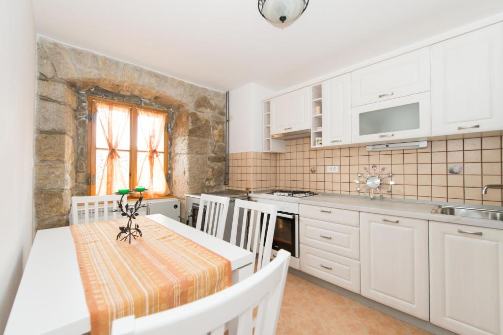 Kuchyň nebo kuchyňský kout v ubytování House Vera