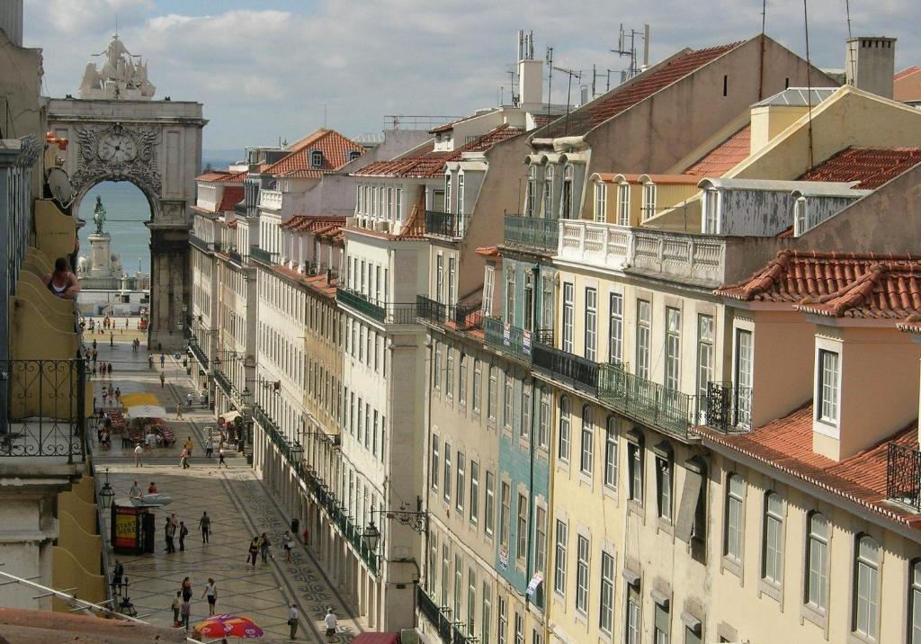 una strada cittadina con edifici e una torre dell'orologio di Home in Lisbon Duplex a Lisbona