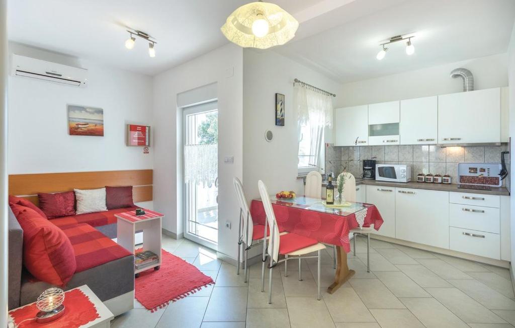 Kuchyňa alebo kuchynka v ubytovaní Apartmani Lisičak A2+2