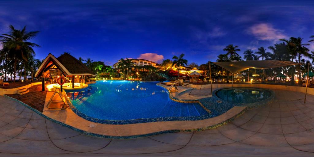 Bazén v ubytování Diani Reef Beach Resort & Spa - Your Beachfront Bliss Awaits nebo v jeho okolí