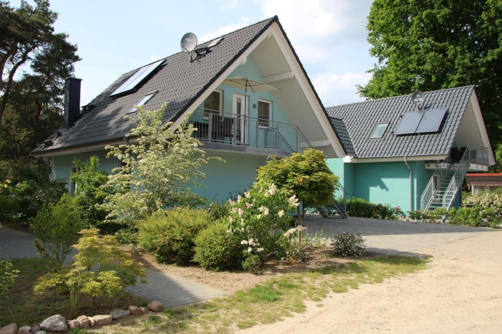 ein Haus mit einem Solarium darüber in der Unterkunft K 100 OG - charmante Ferienwohnung für die ganze Familie in Röbel an der Müritz in Röbel