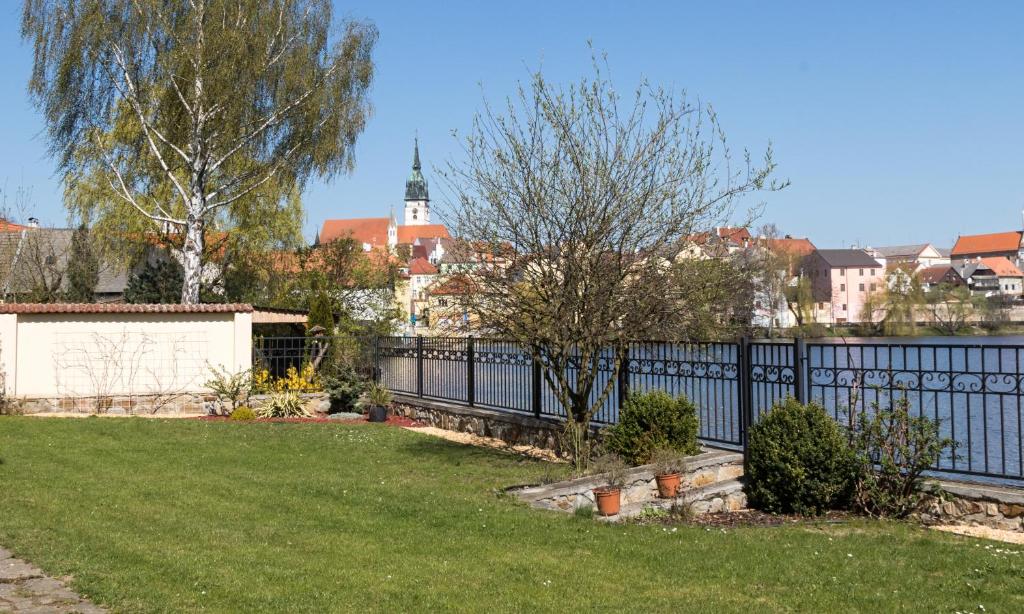 Výhled na řeku, která protéká v blízkosti apartmánu