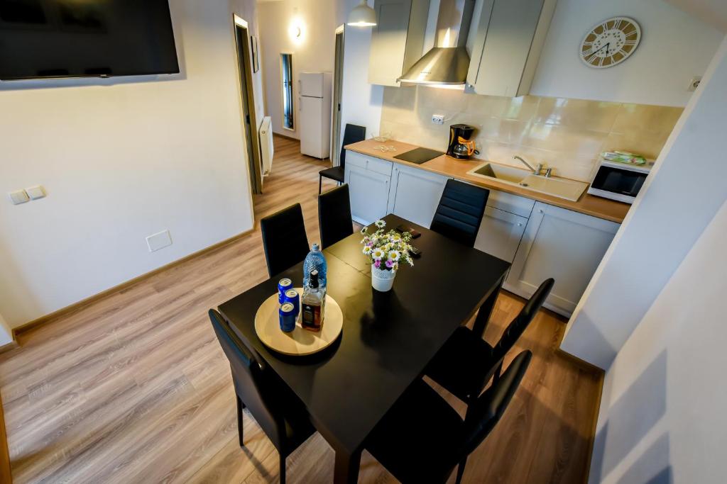 a kitchen and dining room with a table and chairs at Casa Ana in Călimăneşti