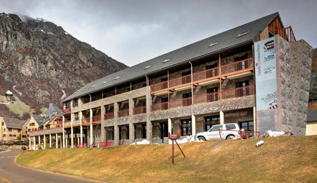 Nespecifikovaný výhled na hory nebo výhled na hory při pohledu z hostelu