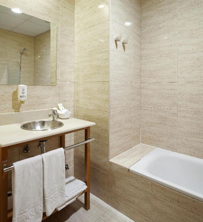 Koupelna v ubytování Hotel Iriguibel Huarte Pamplona