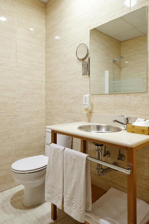 Koupelna v ubytování Hotel Iriguibel Huarte Pamplona