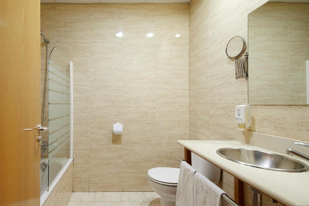 Koupelna v ubytování Hotel Iriguibel Huarte Pamplona