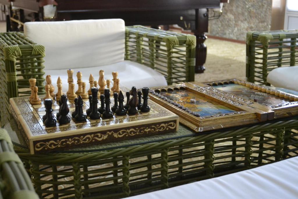 ナボイにあるMaximum Hotelのチェスと椅子