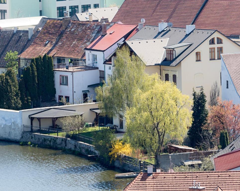 Výhled na řeku, která protéká v blízkosti apartmánu