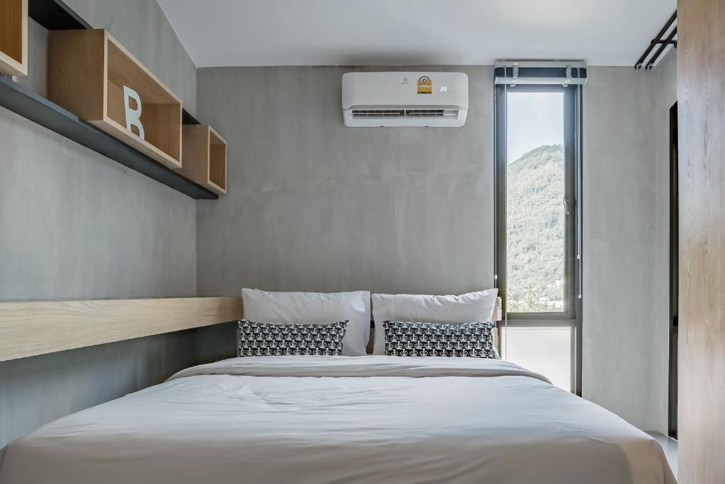 Postel nebo postele na pokoji v ubytování Woodpecker Villa - Kamala Beach