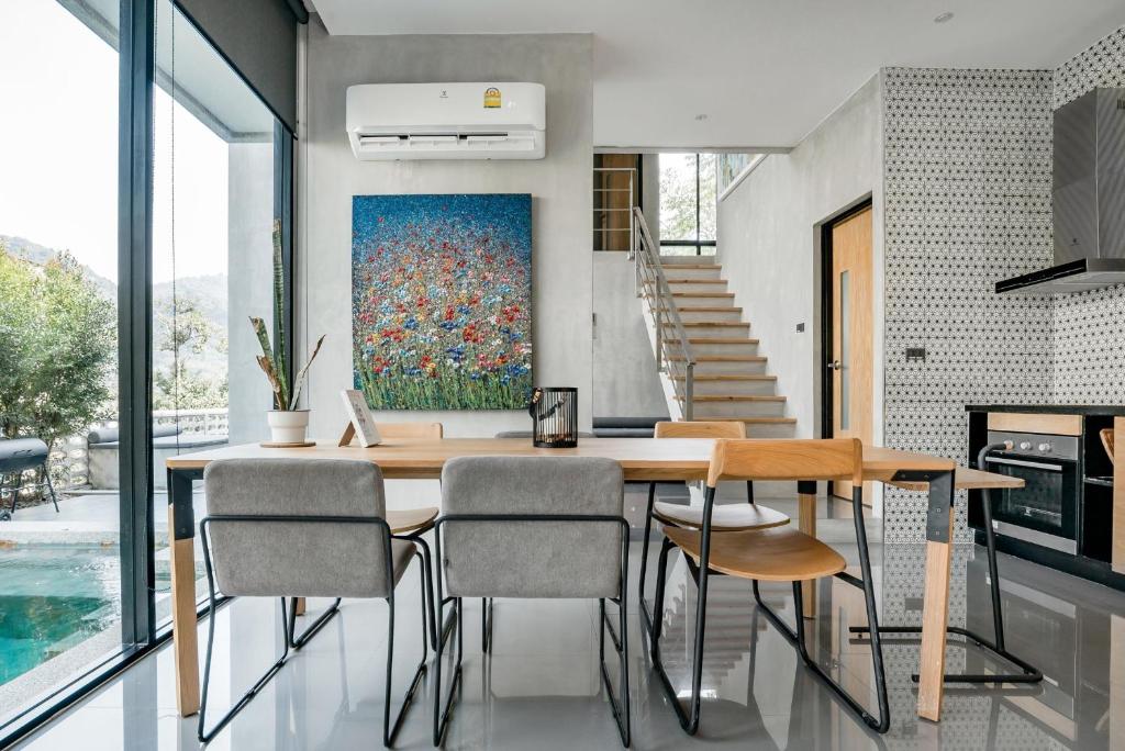 TV a/nebo společenská místnost v ubytování Woodpecker Villa - Kamala Beach