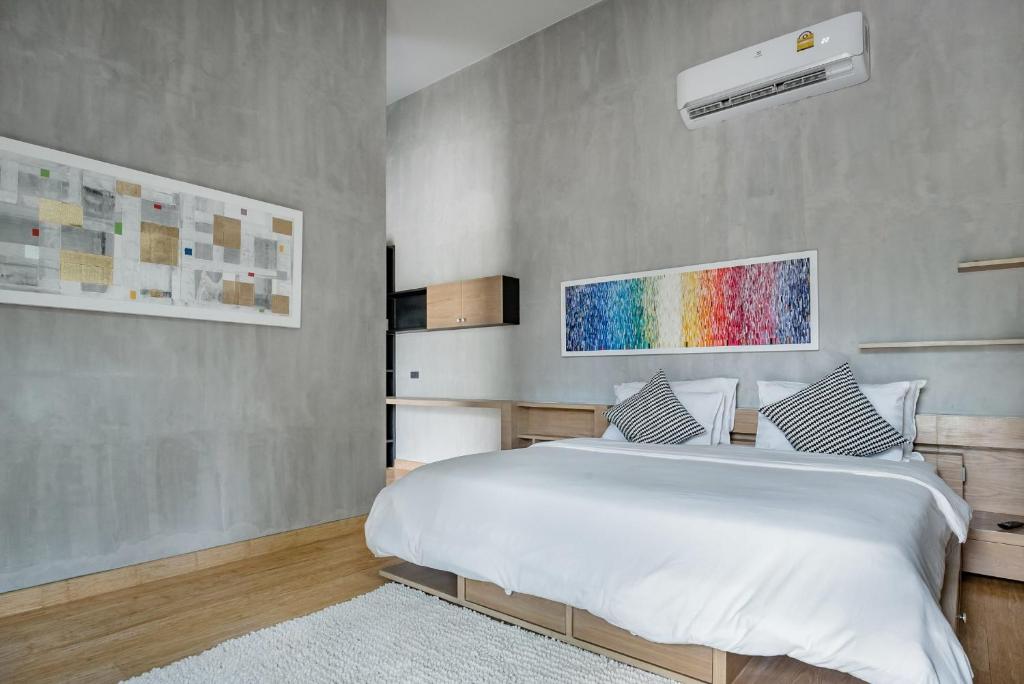 Postel nebo postele na pokoji v ubytování Woodpecker Villa - Kamala Beach