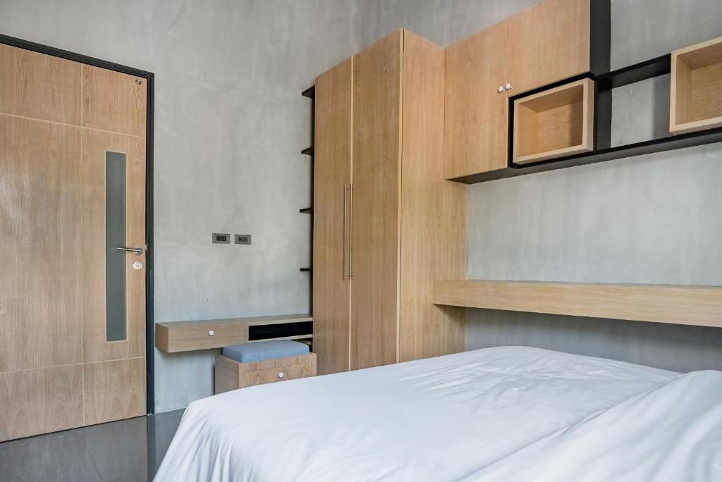 Postel nebo postele na pokoji v ubytování Woodpecker Villa - Kamala Beach