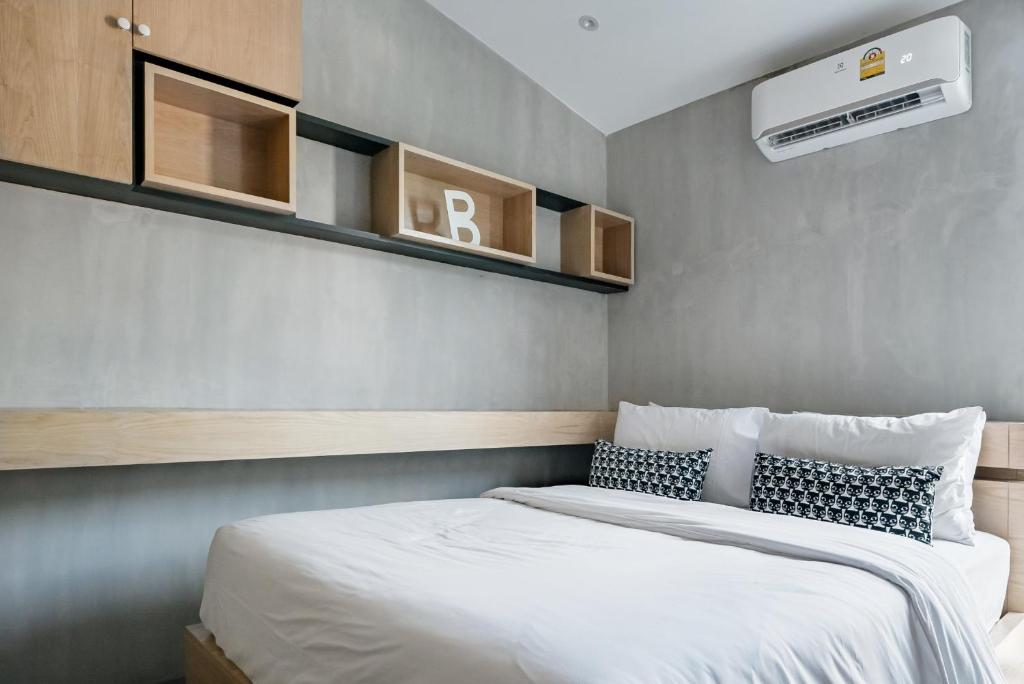 Postel nebo postele na pokoji v ubytování Woodpecker Villa - Kamala Beach