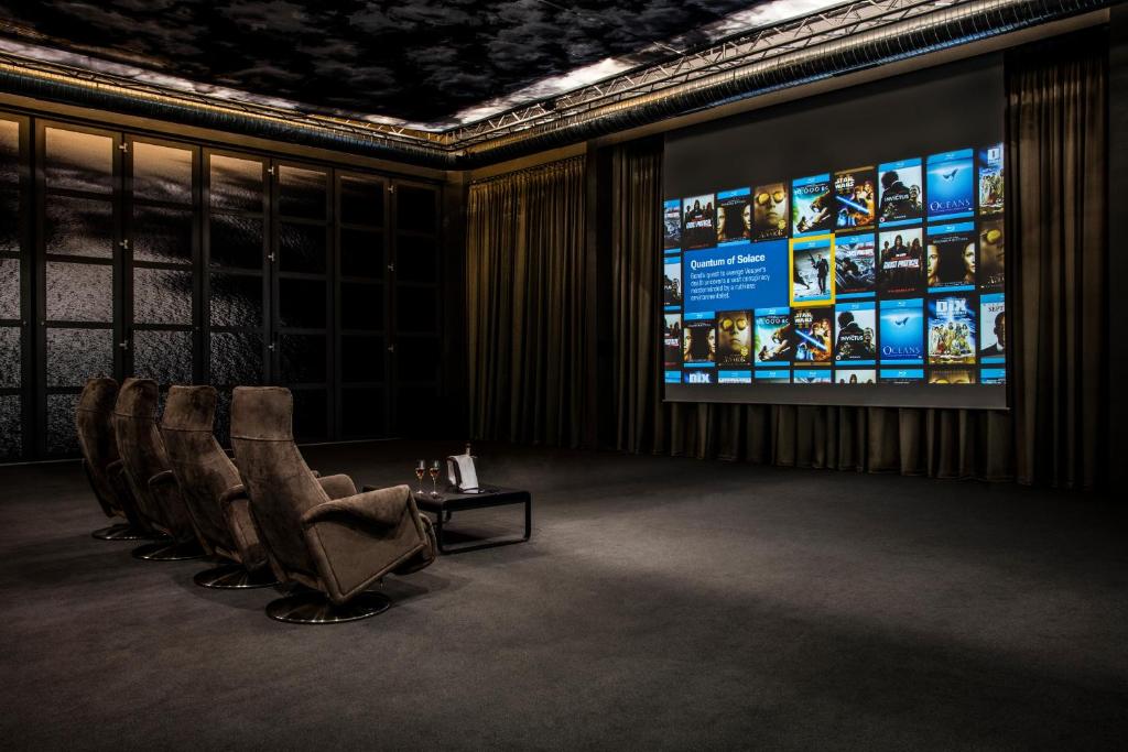 TV a/nebo společenská místnost v ubytování Jiva Hill Resort - Genève