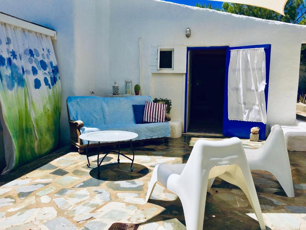 ラクハニアにあるSandra Studioのリビングルーム(青いソファ、テーブル付)