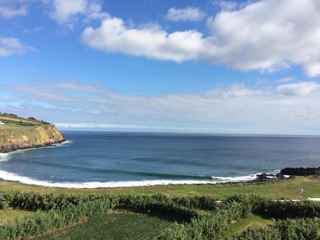 een uitzicht op de oceaan vanaf een klif bij Slope House in Lagoa