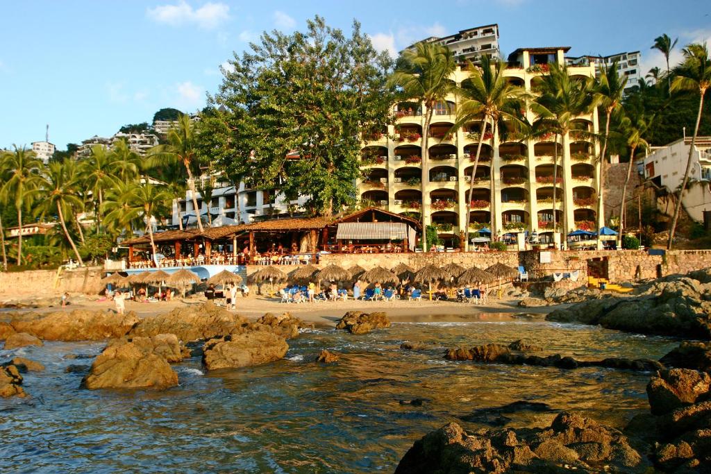 un hotel sulla spiaggia con persone sulla spiaggia di Lindo Mar Resort a Puerto Vallarta