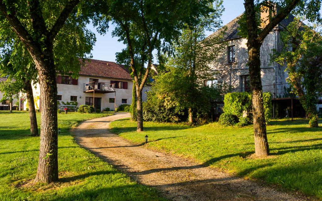 un camino arbolado delante de una casa en Domaine des Ormeaux, en Ajat