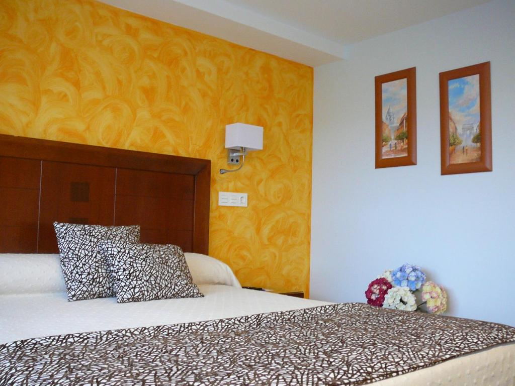 A bed or beds in a room at Hotel el Pinar
