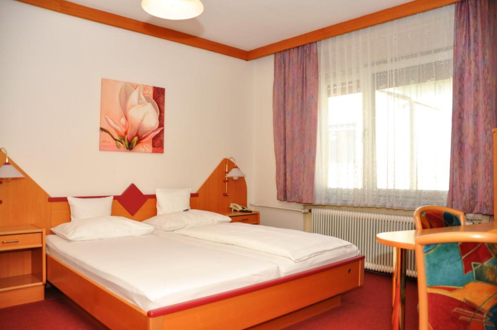 Postel nebo postele na pokoji v ubytování Hotel-Restaurant Teuschler-Mogg Bad Waltersdorf inklusiv Genusscard