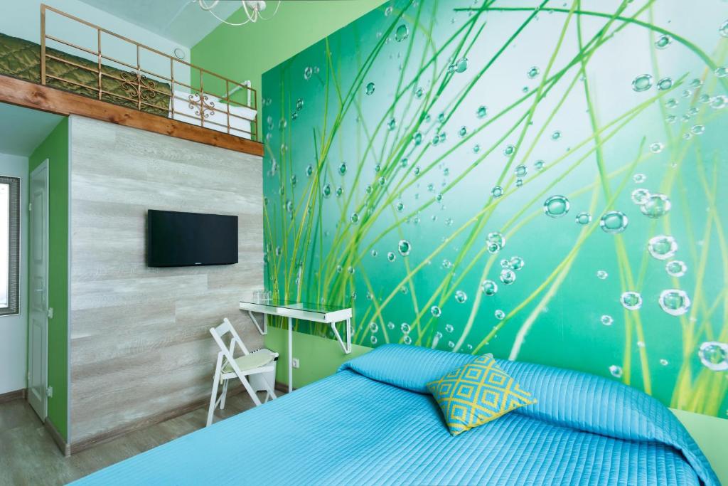 - une chambre avec un lit bleu et un mur avec des bulles dans l'établissement Antre Hotel, à Saint-Pétersbourg