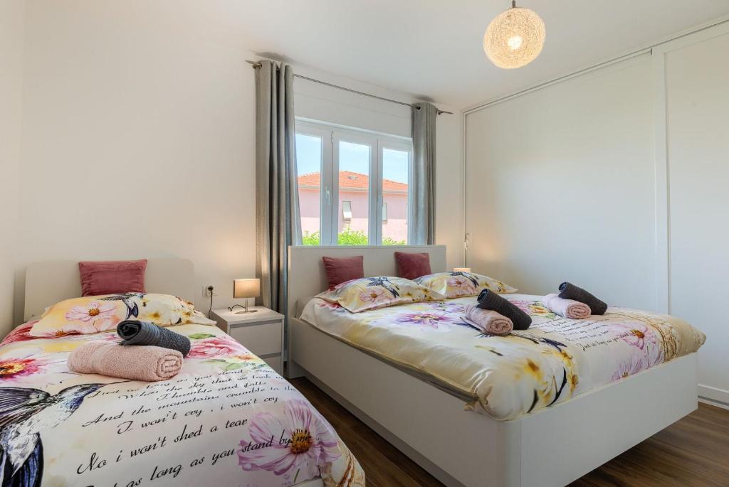 Postel nebo postele na pokoji v ubytování Esther Apartment