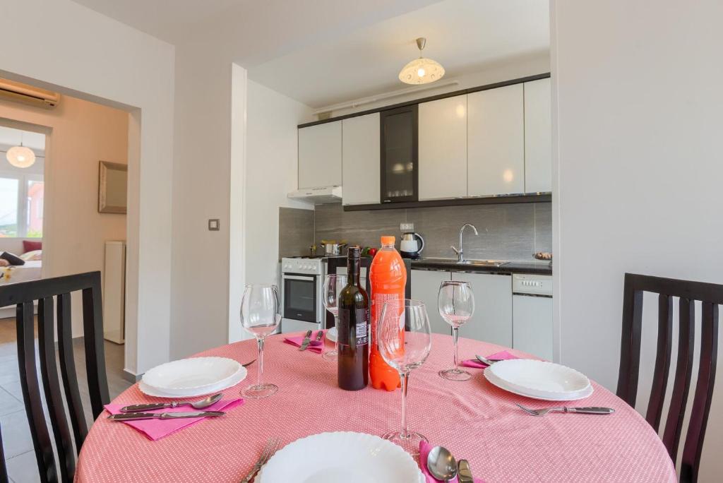 Kuchyň nebo kuchyňský kout v ubytování Esther Apartment