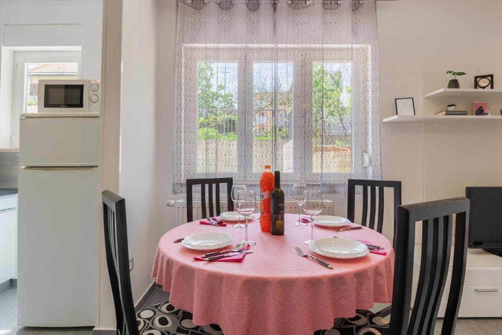 Kuchyň nebo kuchyňský kout v ubytování Esther Apartment