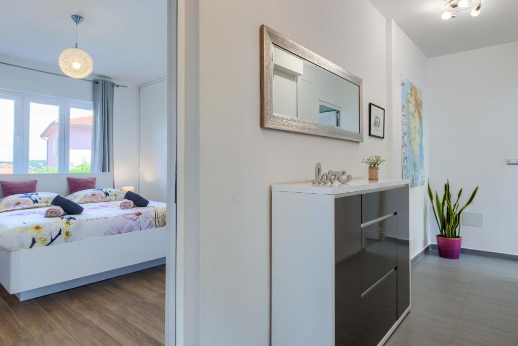 Postel nebo postele na pokoji v ubytování Esther Apartment